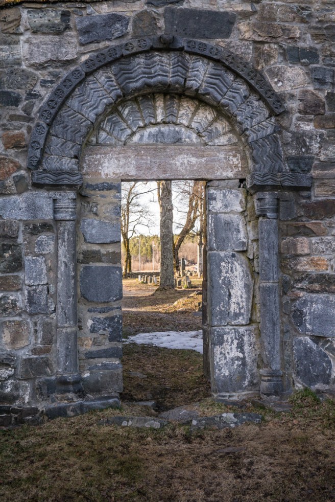 Hovedportal med dobbel chevronbue og søyler
