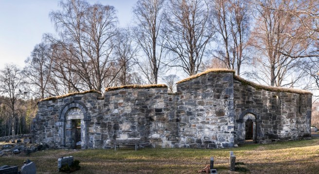 Sørsiden av kirken (satt sammen av 6 foto)