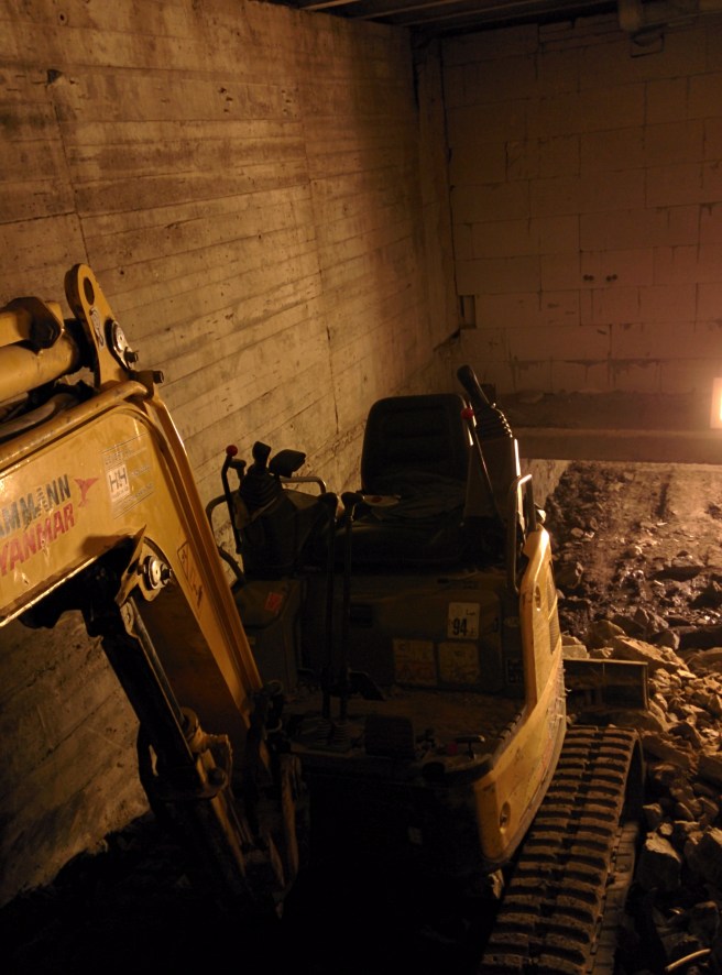 Gravemaskin under gulvet.