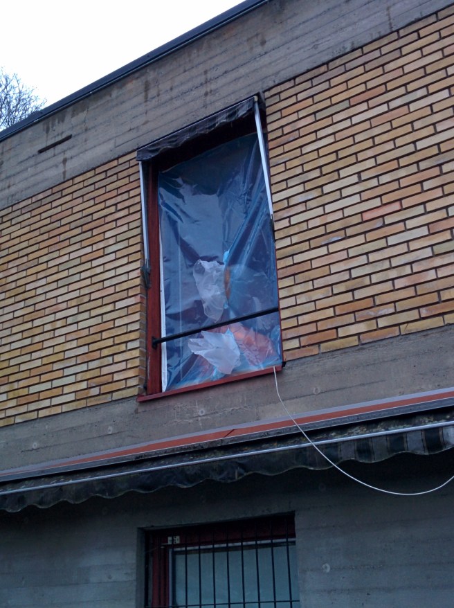 Alt tettes for å skape et undertrykk for å hindre støv i å slippe ut.