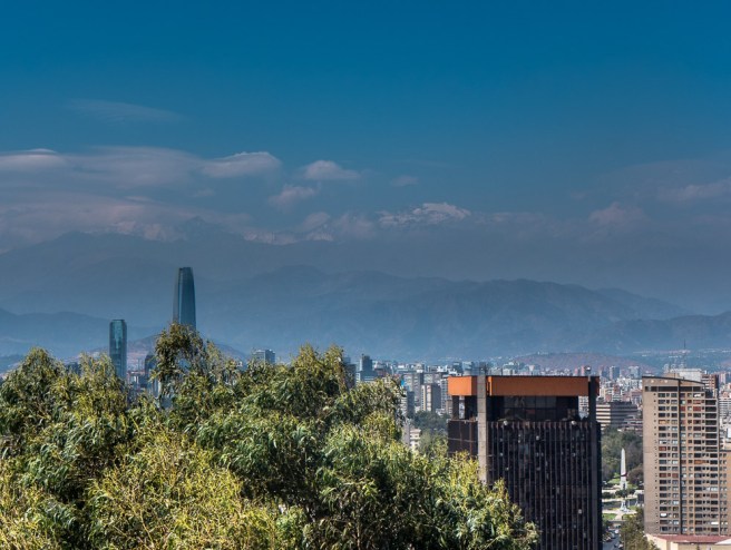 I bakgrunnen skimtes de snedekkete toppene i Andesfjellene